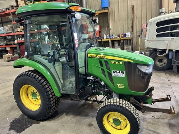 Image of John Deere 3039R Image 0