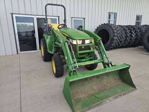 Image of John Deere 3046R equipment image 3