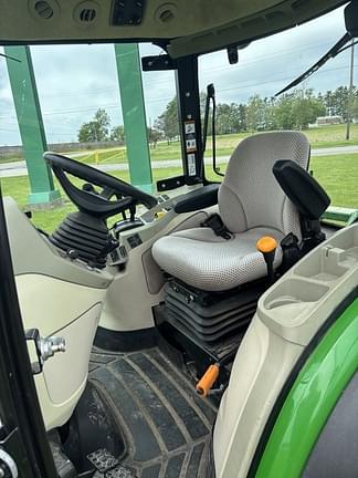 Image of John Deere 3046R equipment image 4