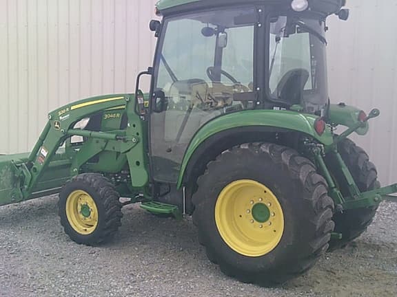 Image of John Deere 3046R equipment image 4