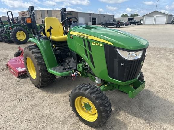Image of John Deere 3046R equipment image 3