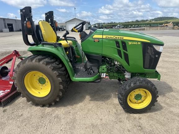 Image of John Deere 3046R equipment image 4