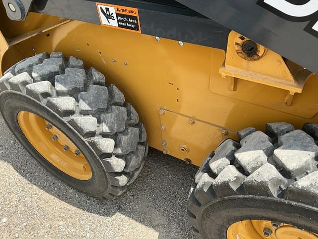 Image of John Deere 318G equipment image 4