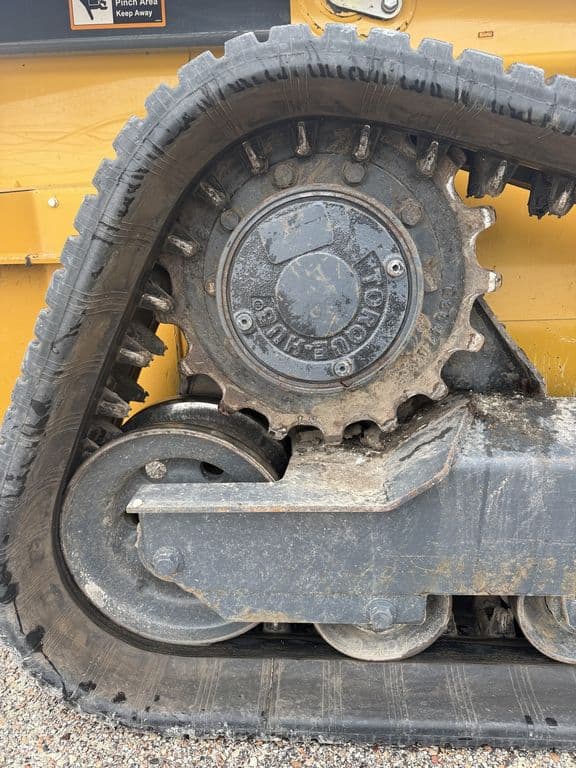 Image of John Deere 323E equipment image 4