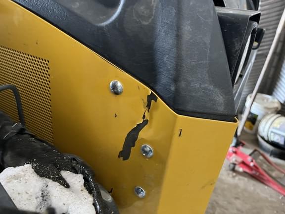 Image of John Deere 323E equipment image 4