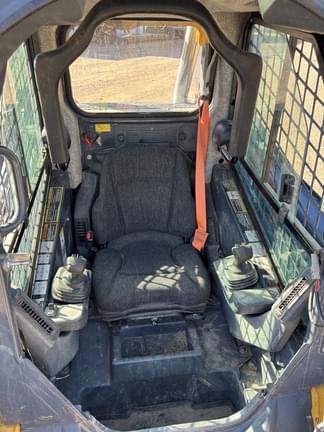 Image of John Deere 323E equipment image 4