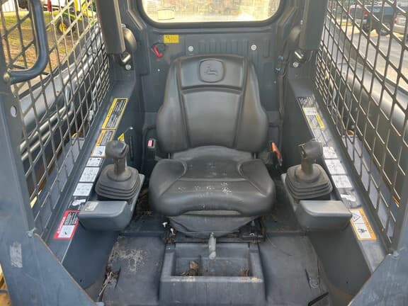 Image of John Deere 324E equipment image 4