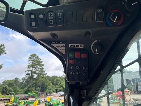 Image of John Deere 325G equipment image 4