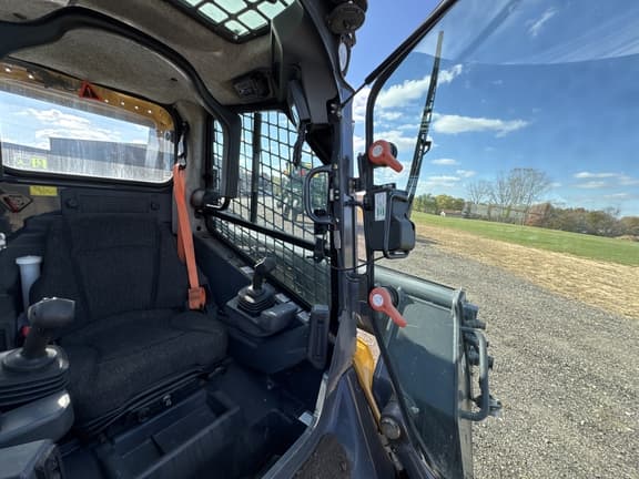 Image of John Deere 325G equipment image 4