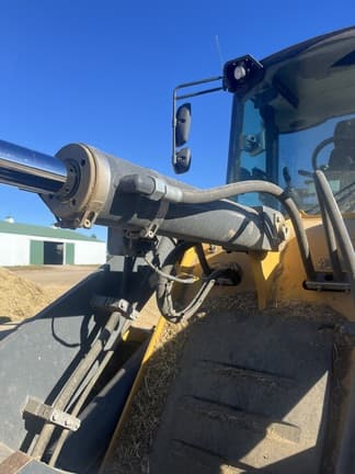 Image of John Deere 344L equipment image 4