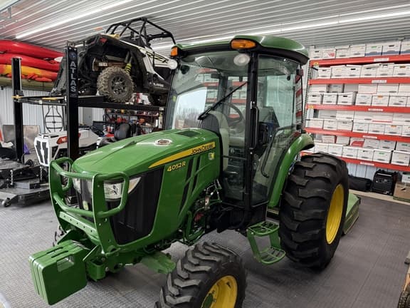 Image of John Deere 4052R equipment image 4