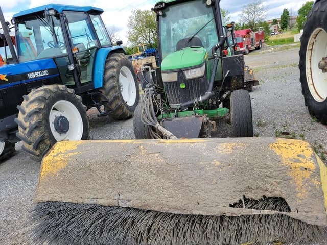 Image of John Deere 4052R equipment image 1
