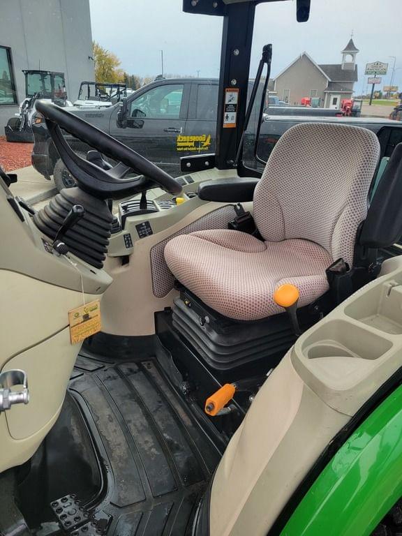 Image of John Deere 4066R equipment image 4