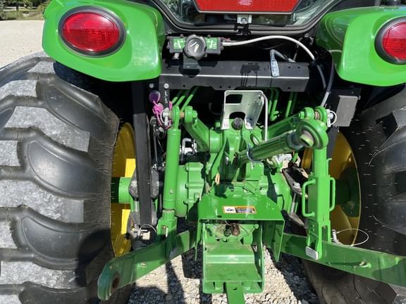 Image of John Deere 4066R equipment image 3