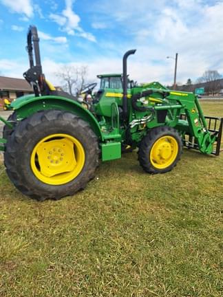 Image of John Deere 5045E equipment image 3