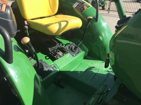 Image of John Deere 5045E equipment image 4