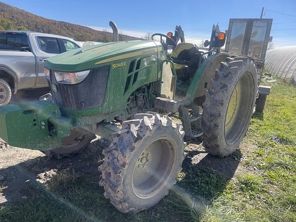 Image of John Deere 5045E equipment image 3