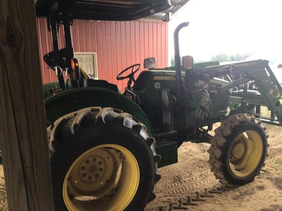 Image of John Deere 5045E equipment image 4