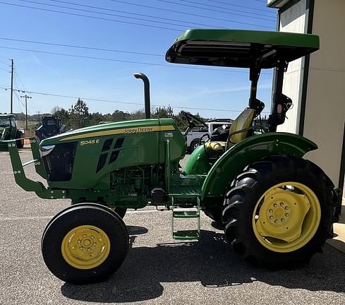 Image of John Deere 5045E equipment image 3