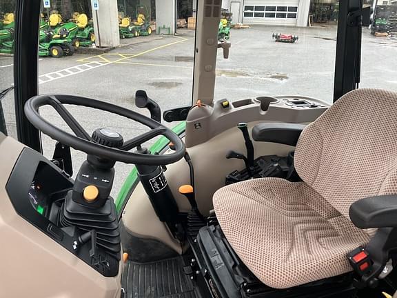 Image of John Deere 5055E equipment image 4