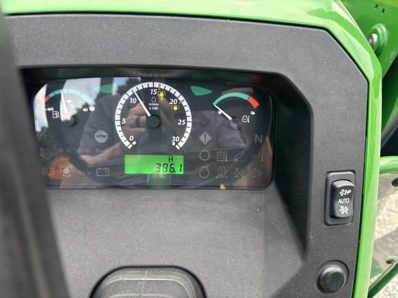 Image of John Deere 5055E equipment image 3