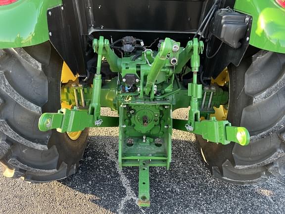 Image of John Deere 5065E equipment image 2