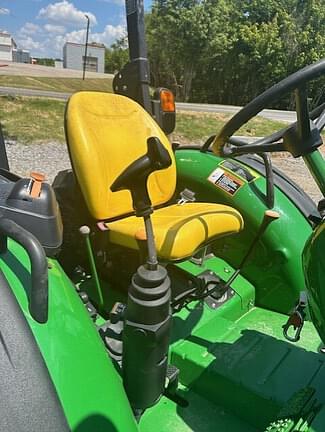 Image of John Deere 5065E equipment image 3