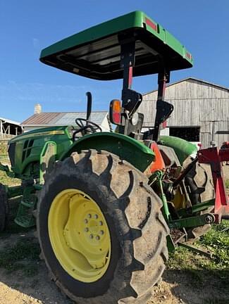 Image of John Deere 5065E equipment image 3