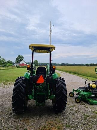 Image of John Deere 5065E equipment image 4