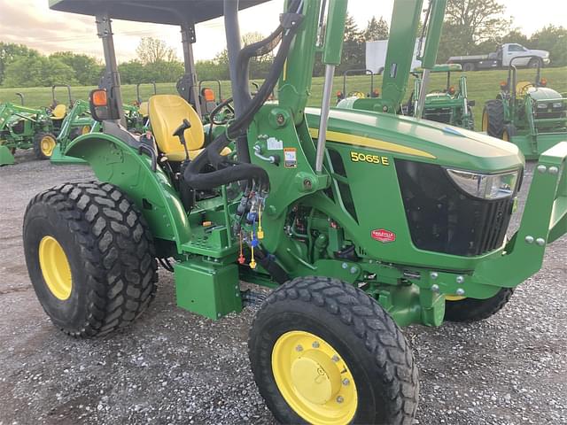 Image of John Deere 5065E equipment image 2