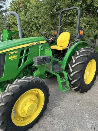 Image of John Deere 5065E equipment image 2