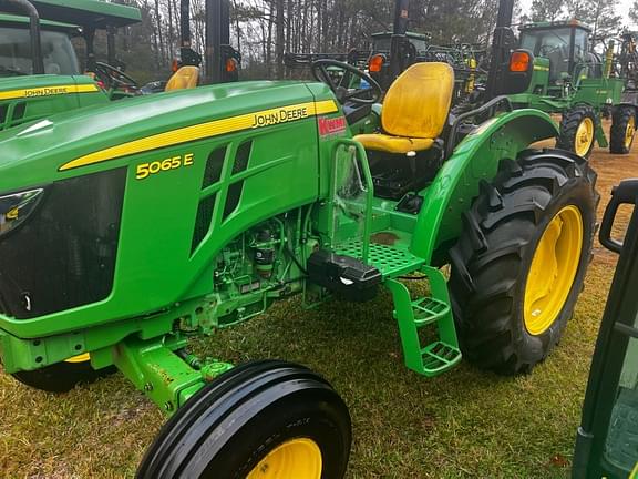 Image of John Deere 5065E equipment image 4