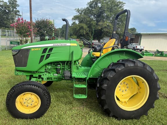 Image of John Deere 5065E equipment image 4