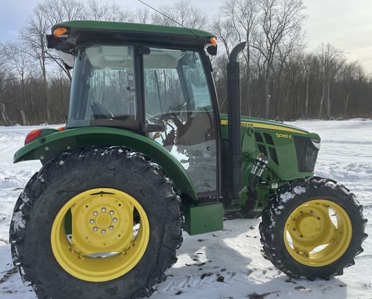 Image of John Deere 5065E equipment image 4