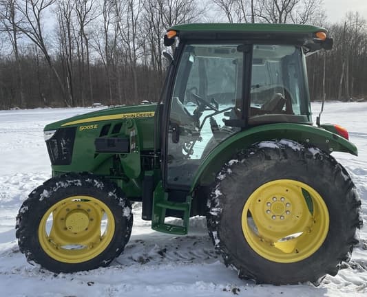 Image of John Deere 5065E equipment image 3
