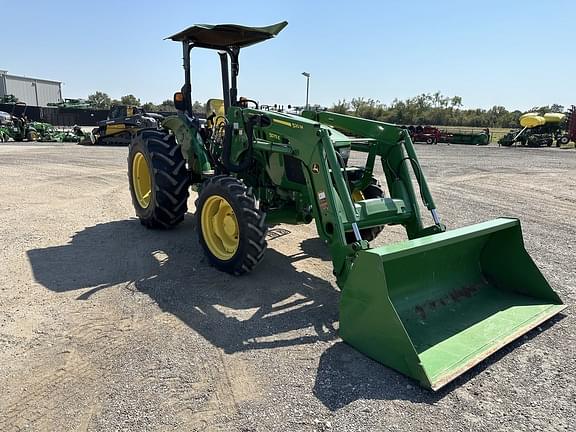 Image of John Deere 5075E equipment image 4