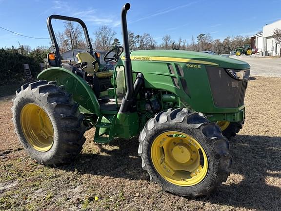 Image of John Deere 5085E equipment image 3