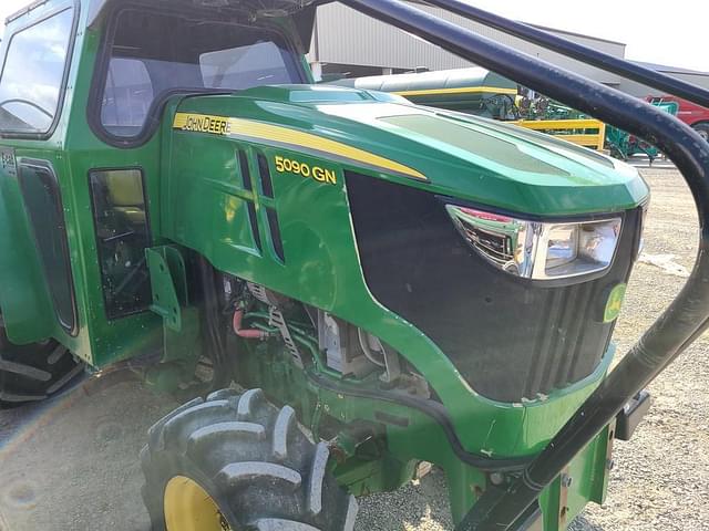 Image of John Deere 5090GN equipment image 2