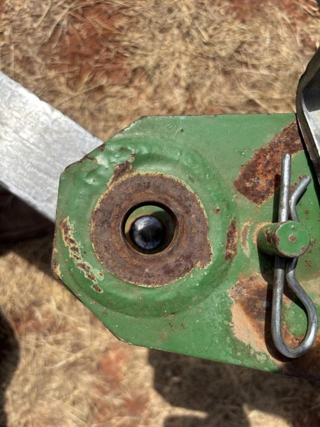 Image of John Deere 560R equipment image 3