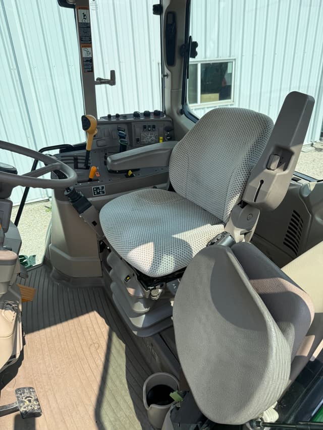 Image of John Deere 6110M equipment image 4