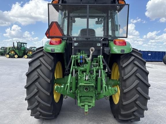 Image of John Deere 6135E equipment image 4