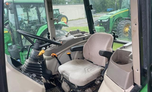 Image of John Deere 6135E equipment image 4