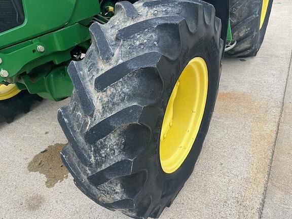 Image of John Deere 6135E equipment image 4