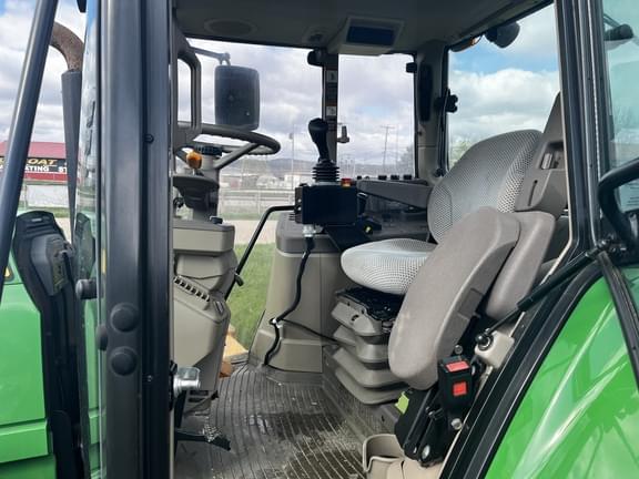 Image of John Deere 6145M equipment image 4