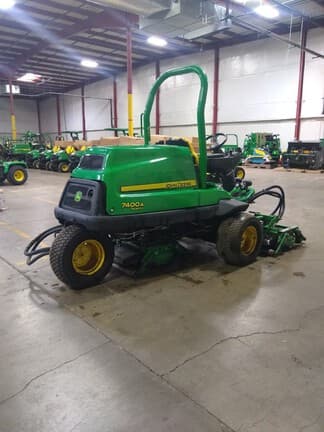 Image of John Deere 7400 equipment image 4