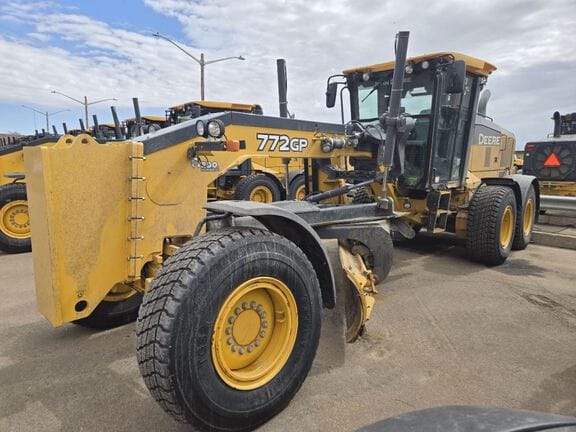 2018 John Deere 772G Equipment Image0