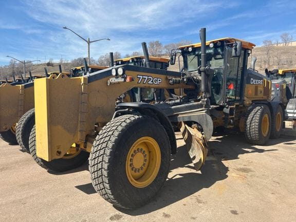 2018 John Deere 772GP Equipment Image0