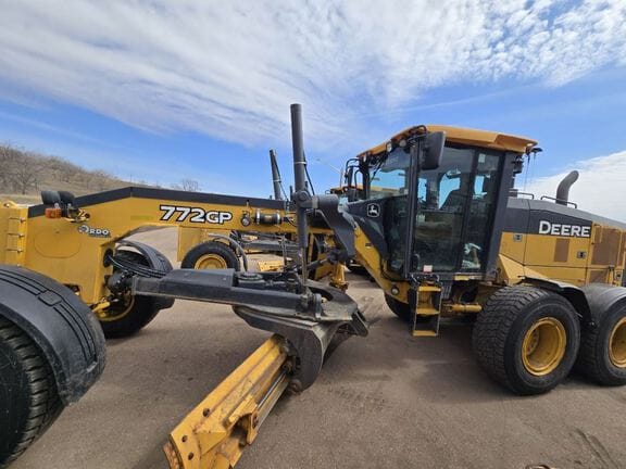 2018 John Deere 772GP Equipment Image0