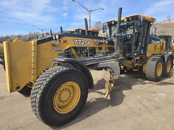 2018 John Deere 772GP Equipment Image0