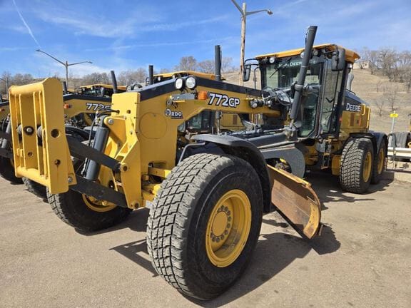 2018 John Deere 772G Equipment Image0